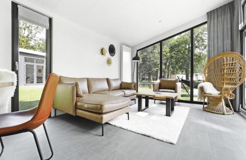 Markelo Ski Chalet | Modern chalet with a smart TV near forest