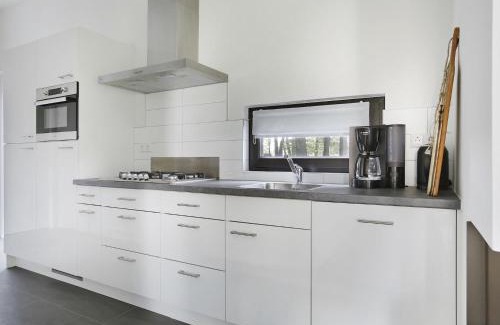 Markelo Ski Chalet | Modern chalet with a smart TV near forest