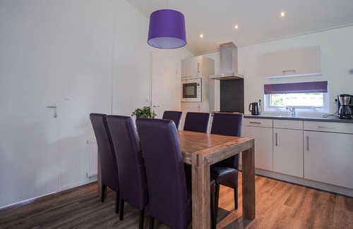Municipality of Rhenen Cottage | Modern chalet with covered terrace in nature