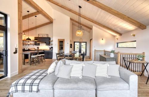 Nominingue Ski Chalet | Modern Chalet with Dock & Spa - Cordon 138