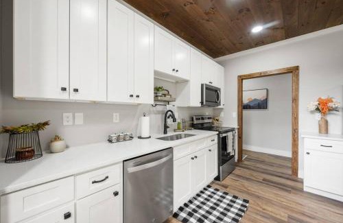 Gatlinburg - Pigeon Forge Ski Chalet | Modern Chalet with Mountain Views in Gatlinburg TN