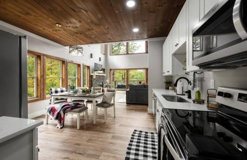 Gatlinburg - Pigeon Forge Ski Chalet | Modern Chalet with Mountain Views in Gatlinburg TN