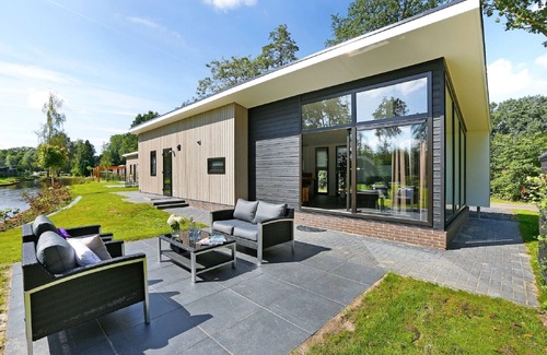 Lochem Ski Chalet | Modern chalet with nice sliding doors, near Lochem
