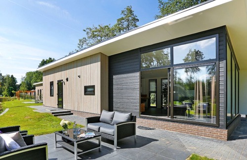 Lochem Ski Chalet | Modern chalet with nice sliding doors, near Lochem