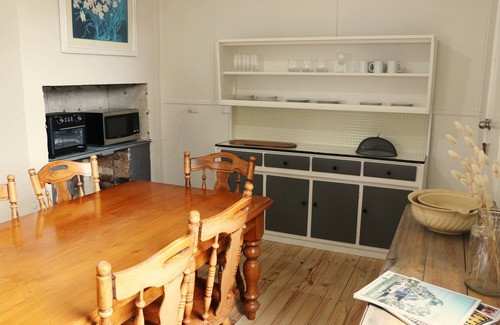 Yahl Cottage | Modern character cottage 10 minutes to Mount Gambier on picturesque small farm
