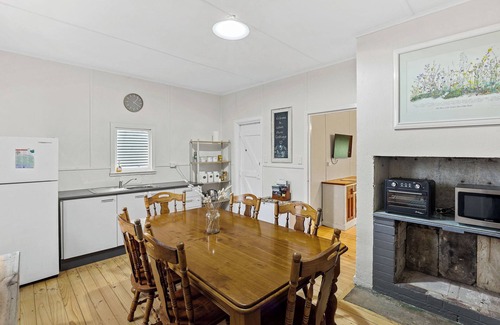 Yahl Cottage | Modern character cottage 10 minutes to Mount Gambier on picturesque small farm