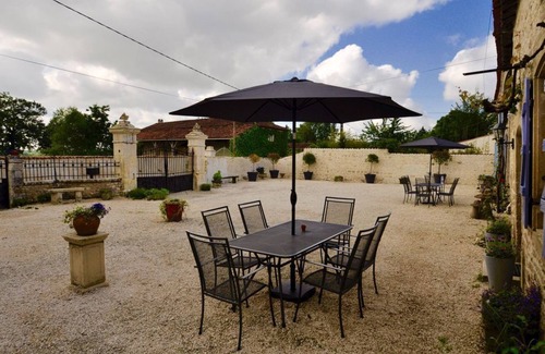 Nere Cottage | Modern Charentais gîtes, heated pool, free wifi. Kids can be kids & adults relax