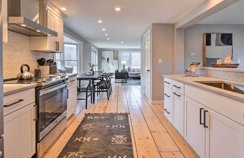 Chester House | Modern Chester Escape < 20 Mi to Bromley Mtn!