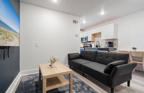 Old East Dallas Apartment | Modern & Chic Apartment in Downtown w/Parking