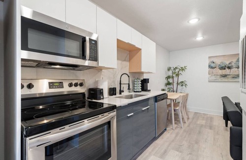 Old East Dallas Apartment | Modern & Chic Apartment in Downtown w/Parking