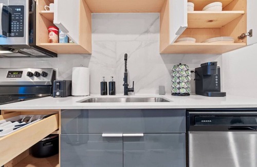Old East Dallas Apartment | Modern & Chic Apartment in Downtown w/Parking