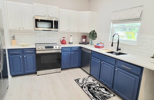 Old Seminole Heights House | Modern Chic center Tampa. Less than 15 minutes to local attractions and stadium.