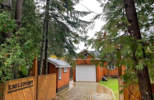 Waubaushene House | Modern Chic Cottage - Hot Tub, Sauna, Tay Trail