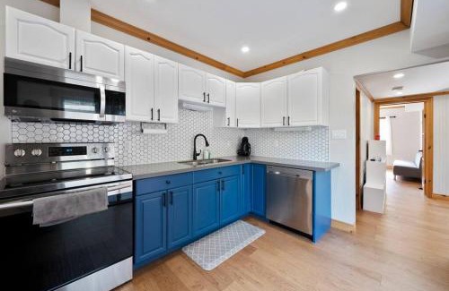 Waubaushene House | Modern Chic Cottage - Hot Tub, Sauna, Tay Trail