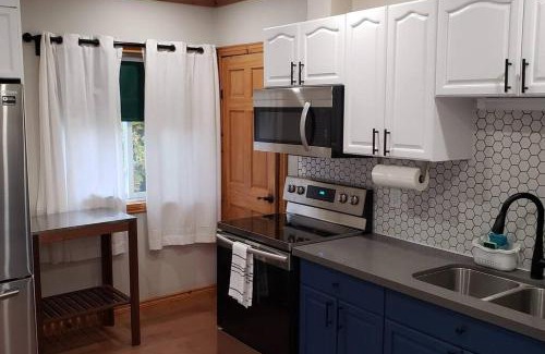 Waubaushene House | Modern Chic Cottage - Hot Tub, Sauna, Tay Trail