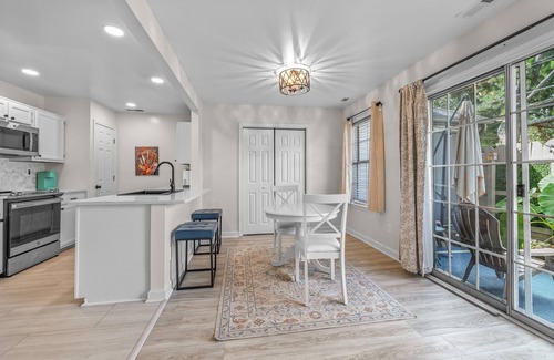 Norfolk - Virginia Beach Condo | Modern Chic Family Condo