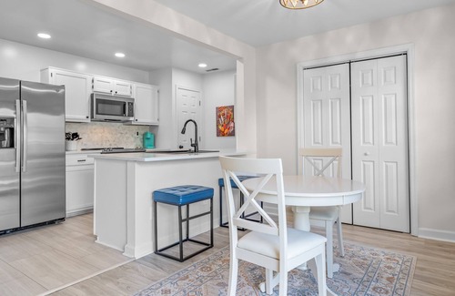 Norfolk - Virginia Beach Condo | Modern Chic Family Condo