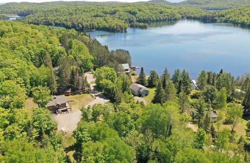 La Minerve Cabin | Modern Chic Lake House near Mont-Tremblant w/hot tub!