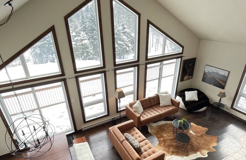 La Minerve Cabin | Modern Chic Lake House near Mont-Tremblant w/hot tub!