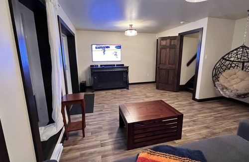La Minerve Cabin | Modern Chic Lake House near Mont-Tremblant w/hot tub!