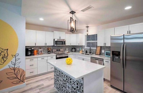 Westbury House | Modern Chic Living 4BRs Home - Prime Location