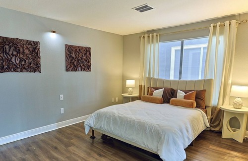 Jackson Apartment | Modern-Chic Loft In The Heart Of The City. Everything Is At Your Fingertips!