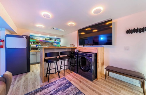 Southeast Omaha Apartment | Modern Chic Retreat | Luxe Comfort & Style