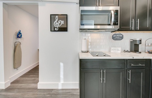 Norwood Apartment | Modern Cincinnati Studio ~ 8 Mi to Findlay Market!