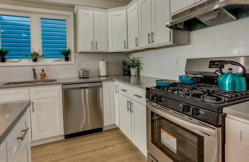 Ampere House | Modern City Getaway Near Downtown Newark & NYC