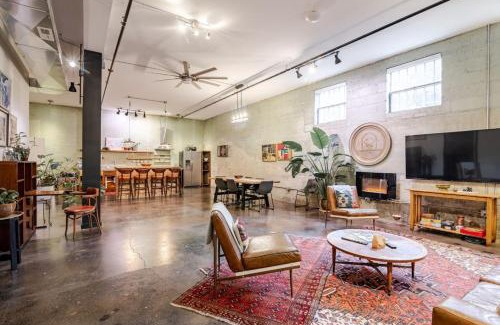Central Business District Apartment | Modern City Loft Downtown Lynchburg VA LYH HUGE