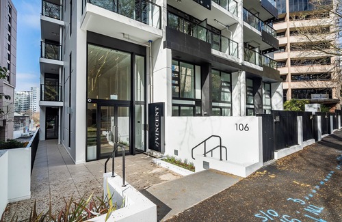 Newton Apartment | Modern City Studio