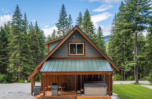 Ardenvoir Cabin | Modern, clean, beautiful cabin in Plain, near Lake Wenatchee with a hot tub!
