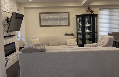 East Gwillimbury House | Modern, Clean place, Free Parking, Quiet Area, New! Super Clean Stay, Near Parks