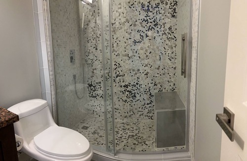 West Abbotsford House | Modern Clean Roomy family escape! up to 8 guests