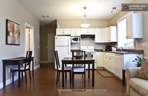 Abbotsford House | Modern, Clean, Spacious & Bright Suite - Kid Friendly