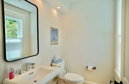 Manchester-by-the-Sea Apartment | Modern Condo Convenient to Downtown Manchester by the Sea