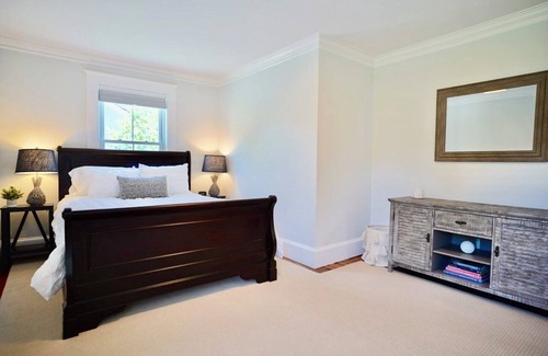 Manchester-by-the-Sea Apartment | Modern Condo Convenient to Downtown Manchester by the Sea