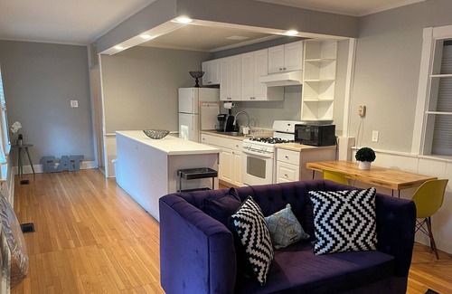 Kenwood House | Modern Coach House 2BR/1BA/Den in Hyde Park/Kenwood, walk to U of C & Lakefront