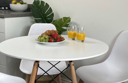 Ashby Woulds House | Modern coach house with free parking & wifi
