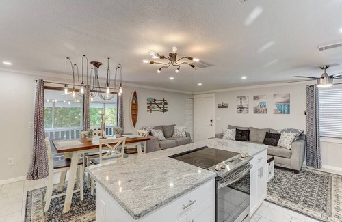 South Bradenton Condo | Modern Coastal 2/2 condo w/pool 6 mins to IMG