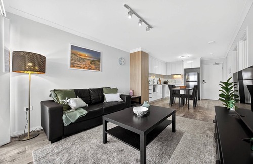 Rockingham Apartment | Modern Coastal Retreat 2BR Apt in Rockingham