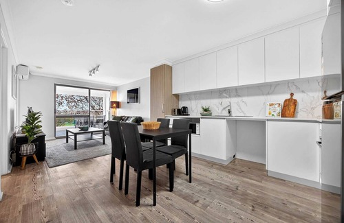 Rockingham Apartment | Modern Coastal Retreat 2BR Apt in Rockingham