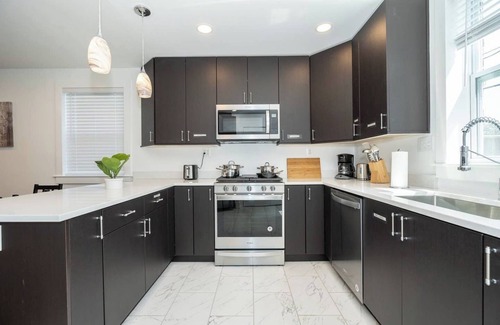 Potomac West House | Modern Colonial 3BR/2BA House | 5m to DC & DCA, by CozySuites