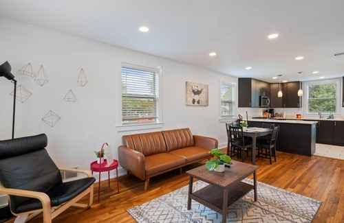 Potomac West House | Modern Colonial 3BR/2BA House | 5m to DC & DCA, by CozySuites