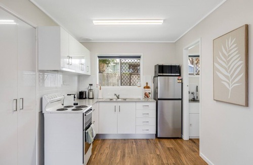 Centenary Heights Apartment | Modern Comfort in Quiet Neighbourhood!