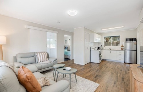 Centenary Heights Apartment | Modern Comfort in Quiet Neighbourhood!
