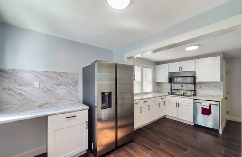 Cleveland House | Modern Comfort Near Clinic & Downtown, King Bed!