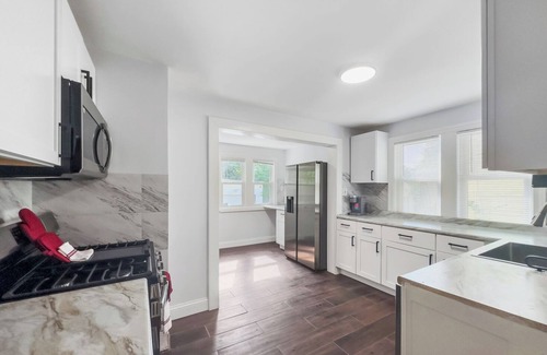 Cleveland House | Modern Comfort Near Clinic & Downtown, King Bed!