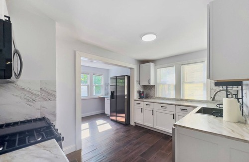 Cleveland House | Modern Comfort Near Clinic & Downtown, King Bed!