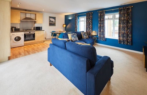 Oadby Apartment | Modern Comfort: 2BR Flat w/Free Parking in Oadby